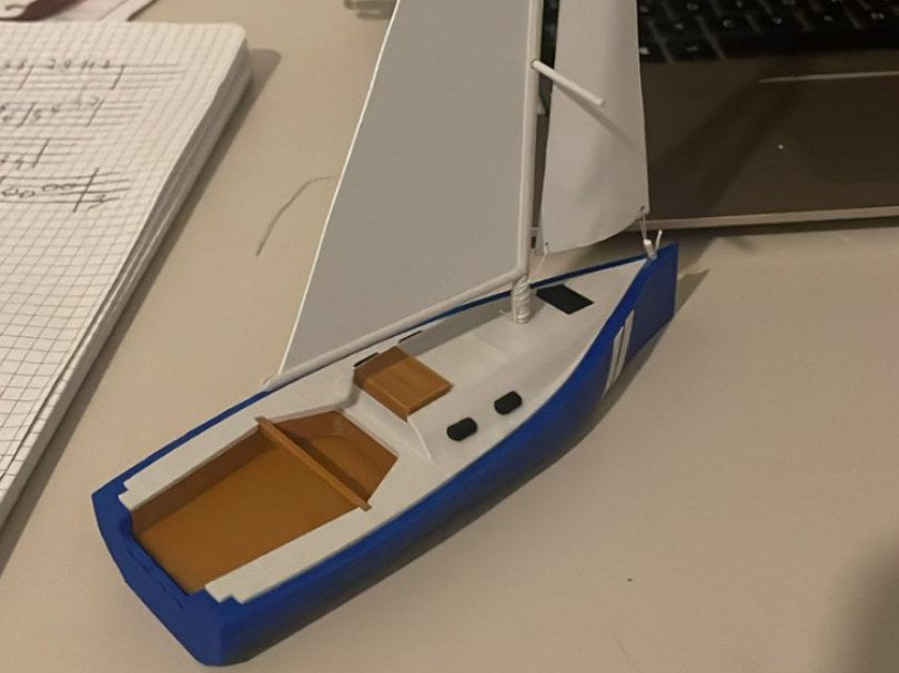 Referans görsel — model: Minyatür Yelkenli No.1 — Diorama · tasarım: user_1035071433 (makerworld). Wefty Design'in kendi baskısının fotoğrafı değildir.
