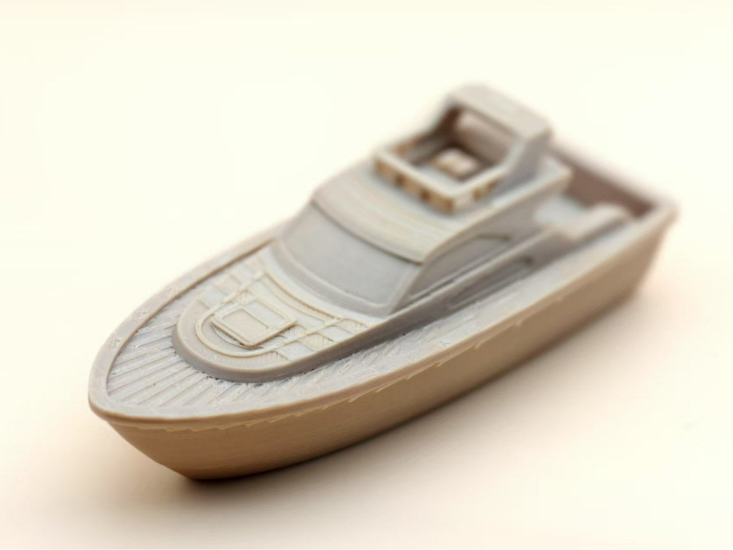 Referans görsel — model: Minyatür Motorlu Tekne No.19 — Yüzer · tasarım: 尾料终结者 (Cruiser) (makerworld). Wefty Design'in kendi baskısının fotoğrafı değildir.