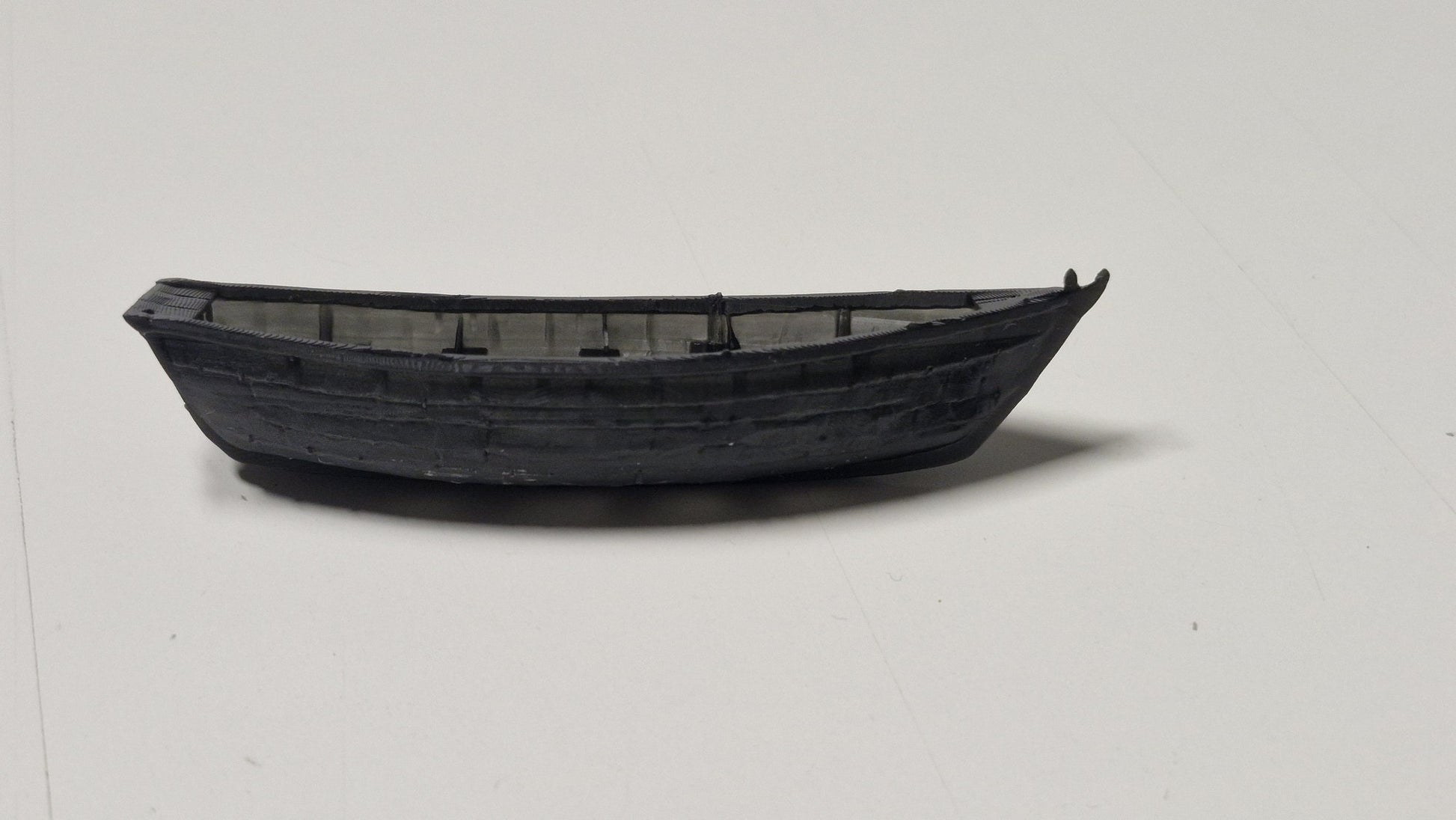 Referans görsel — model: Minyatür Sandal No.34 — Gerçekçi · tasarım: Patrick Lindemann (printables). Wefty Design'in kendi baskısının fotoğrafı değildir.