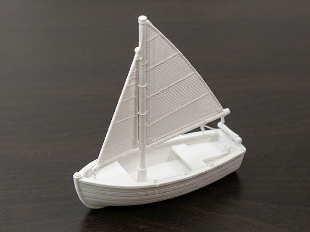 Referans görsel — model: Minyatür Yelkenli No.2 — Küçük · tasarım: Paparo (makerworld). Wefty Design'in kendi baskısının fotoğrafı değildir.