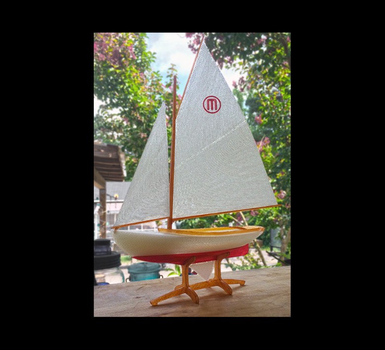 Referans görsel — model: Minyatür Yelkenli No.21 — Antika · tasarım: willnewton (printables). Wefty Design'in kendi baskısının fotoğrafı değildir.