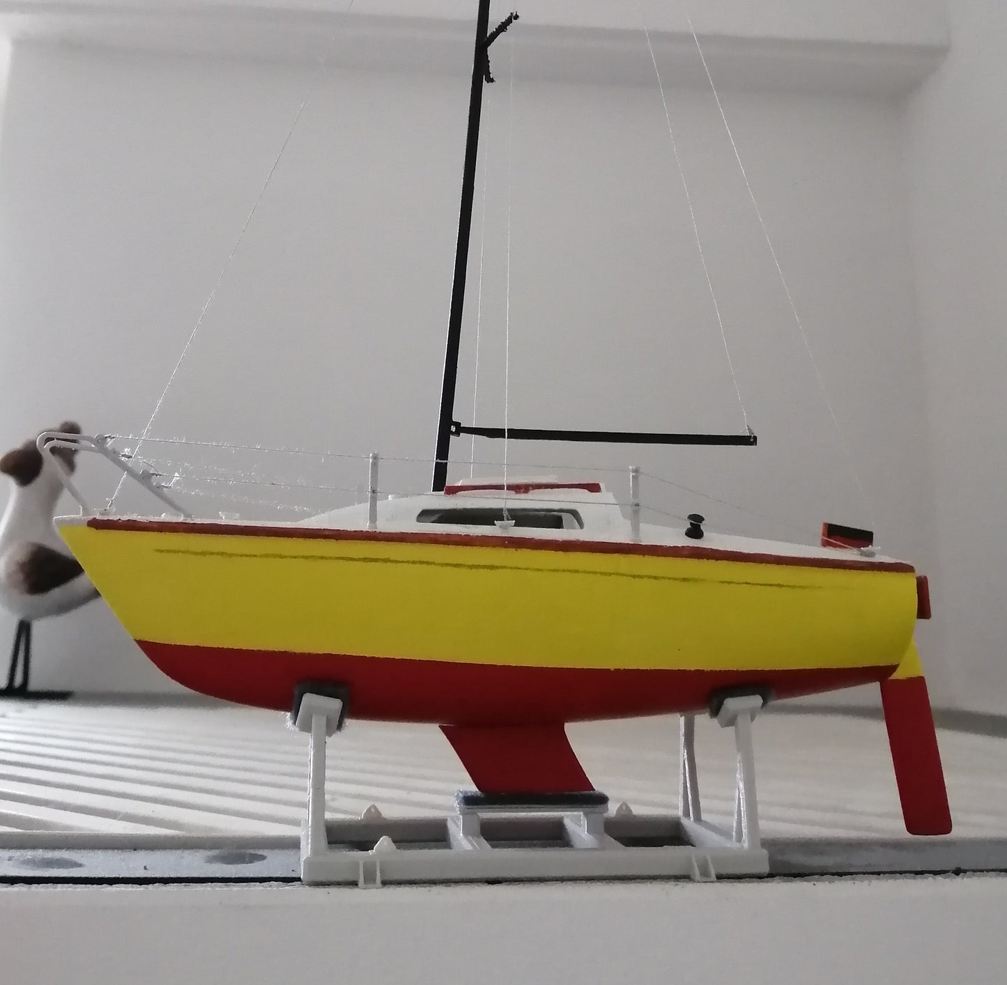 Referans görsel — model: Minyatür Yelkenli No.23 — Oceaan · tasarım: flok (printables). Wefty Design'in kendi baskısının fotoğrafı değildir.