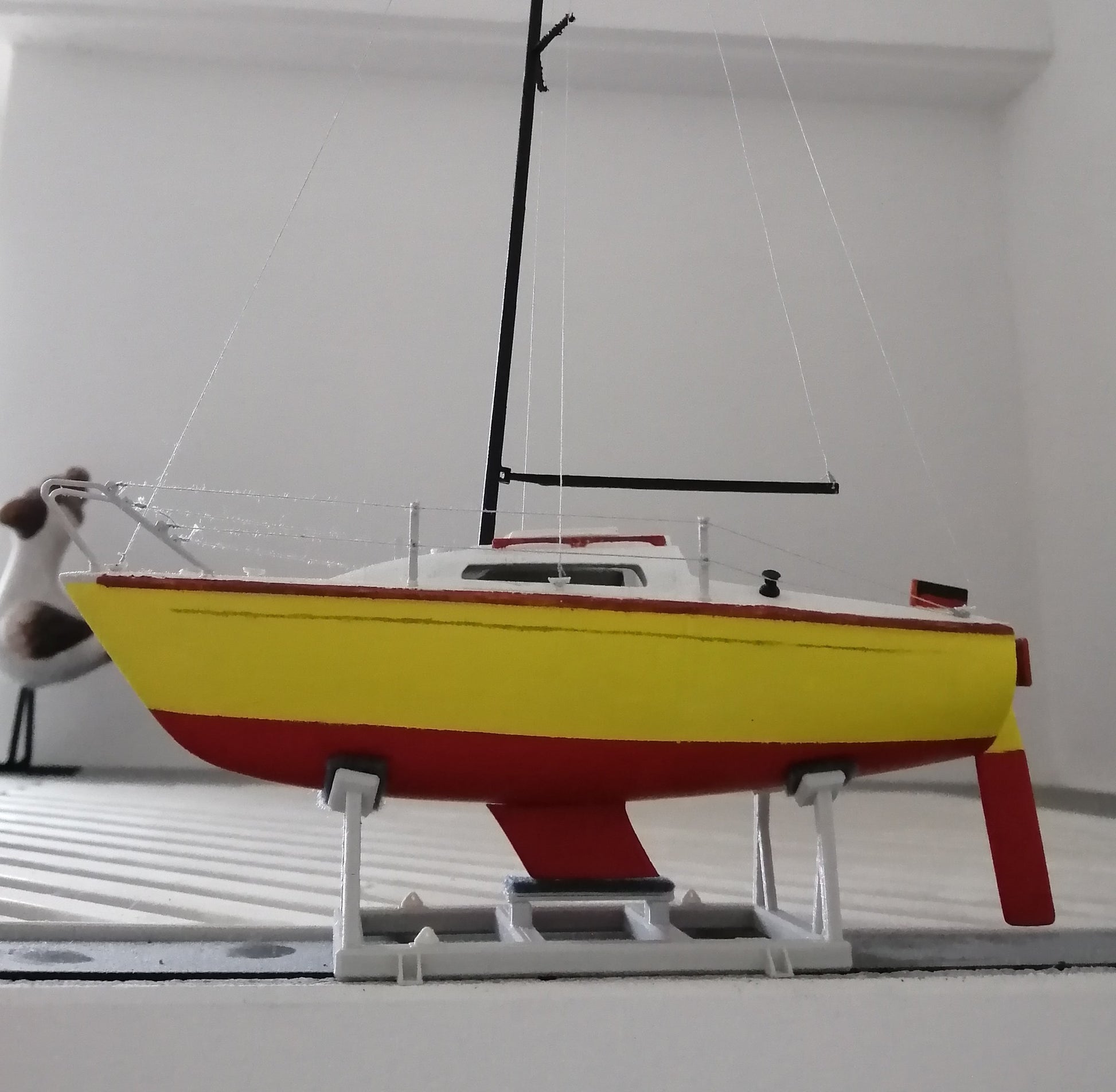 Referans görsel — model: Minyatür Yelkenli No.23 — Oceaan · tasarım: flok (printables). Wefty Design'in kendi baskısının fotoğrafı değildir.