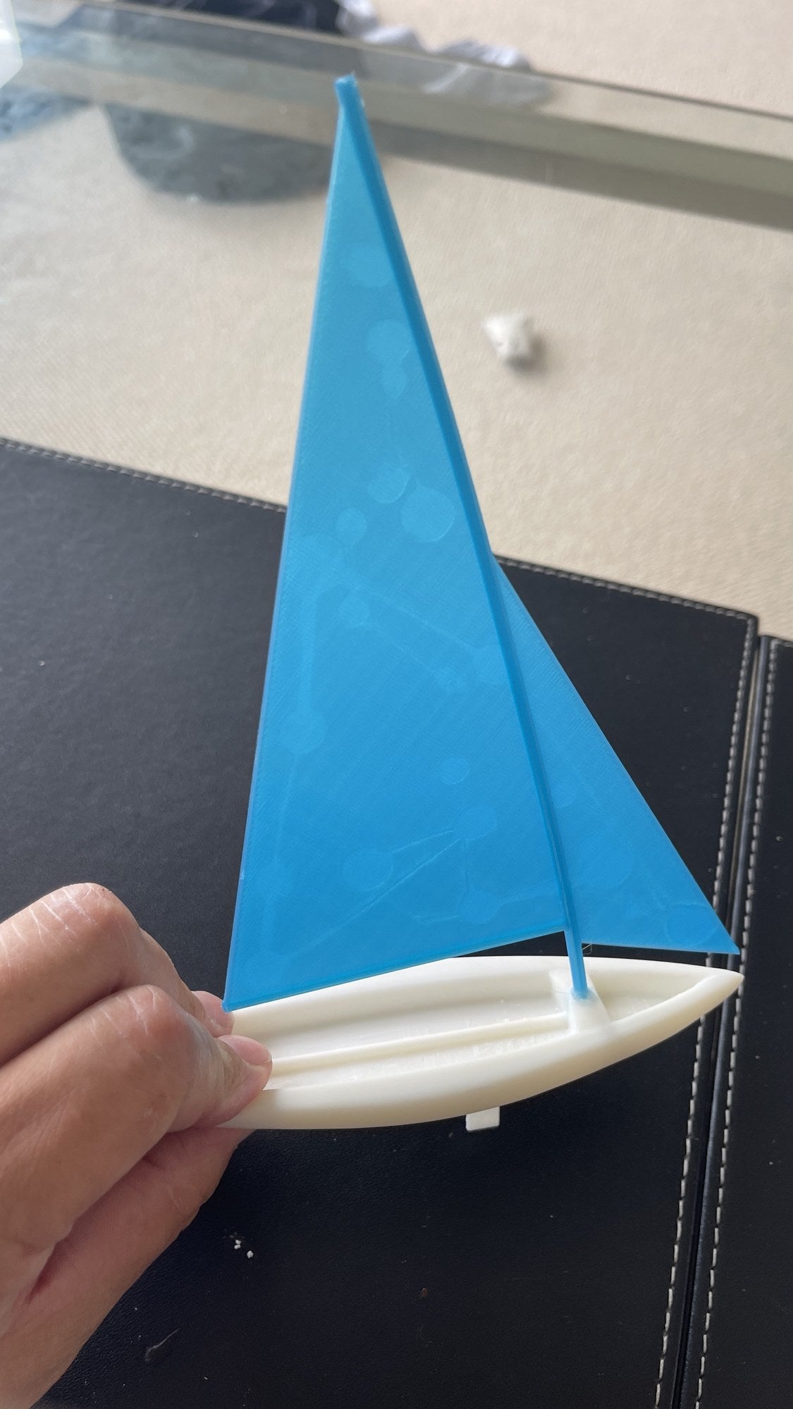 Referans görsel — model: Minyatür Yelkenli No.26 — Pico · tasarım: Rasmussen (printables). Wefty Design'in kendi baskısının fotoğrafı değildir.