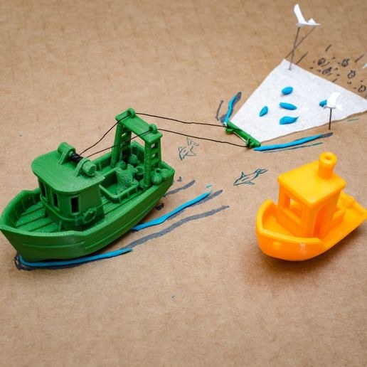 Referans görsel — model: Minyatür Balıkçı Teknesi No.23 — Benchy Trol · tasarım: — (cults3d). Wefty Design'in kendi baskısının fotoğrafı değildir.