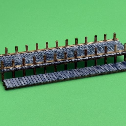 Referans görsel — model: Minyatür İskele No.1 — 1:87 Ölçek · tasarım: Gary3Designer (cults3d). Wefty Design'in kendi baskısının fotoğrafı değildir.