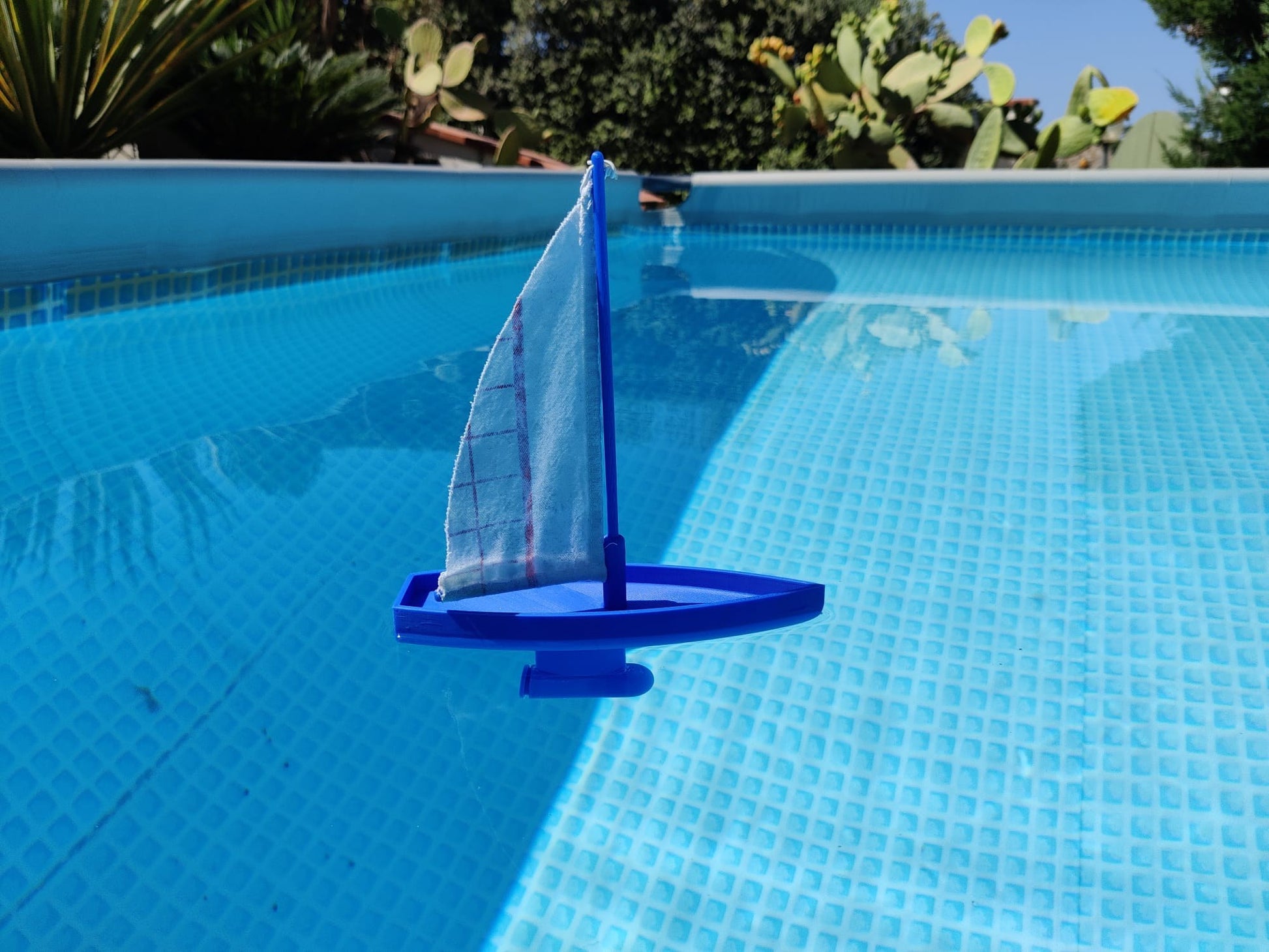 Referans görsel — model: Minyatür Yelkenli No.41 — Yüzer Oyuncak · tasarım: Andrea Canestro (printables). Wefty Design'in kendi baskısının fotoğrafı değildir.