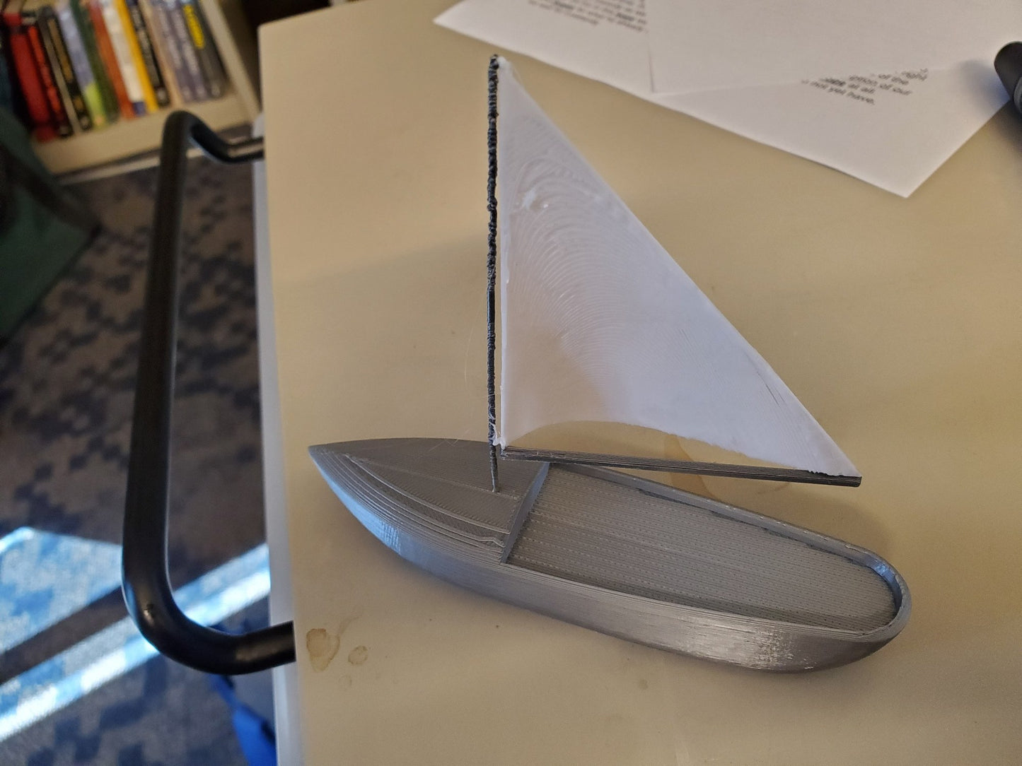 Referans görsel — model: Minyatür Yelkenli No.58 — Sade · tasarım: wjallison1122 (printables). Wefty Design'in kendi baskısının fotoğrafı değildir.