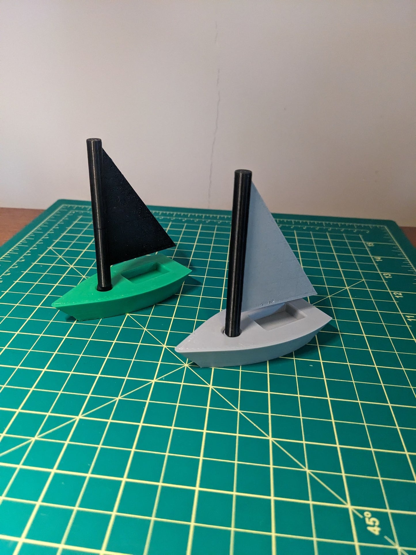 Referans görsel — model: Minyatür Yelkenli No.6 — Laser · tasarım: Stu142 (printables). Wefty Design'in kendi baskısının fotoğrafı değildir.