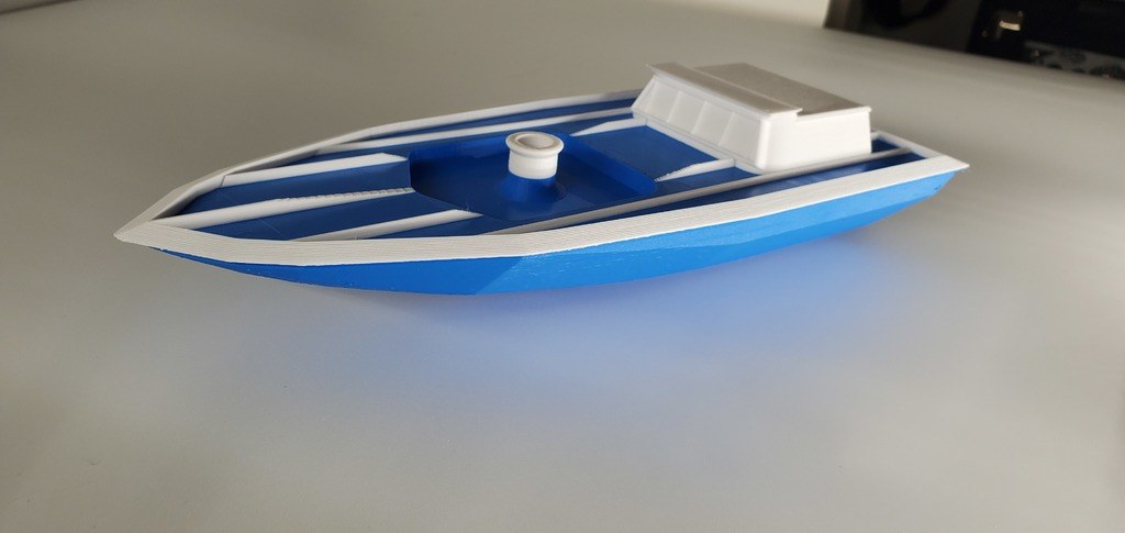 Referans görsel — model: Minyatür Motorlu Tekne No.3 — Sürat · tasarım: Dom360 (printables). Wefty Design'in kendi baskısının fotoğrafı değildir.