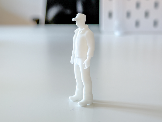 Referans görsel — model: Miniature Standing Man/Worker for your Diorama · tasarım: MiniTerraTales · lisans: BY-ND. Wefty Design'in kendi baskısının fotoğrafı değildir.