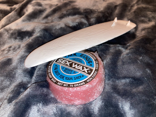 Referans görsel — model: Mini Surfboard · tasarım: jgoep (Printables) · lisans: Creative Commons — Attribution. Wefty Design'in kendi baskısının fotoğrafı değildir.